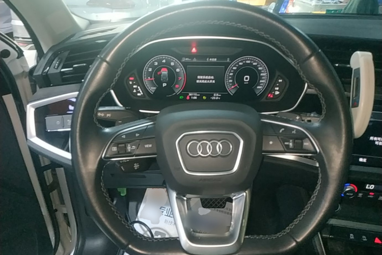 Audi Q3 2022 car image #11