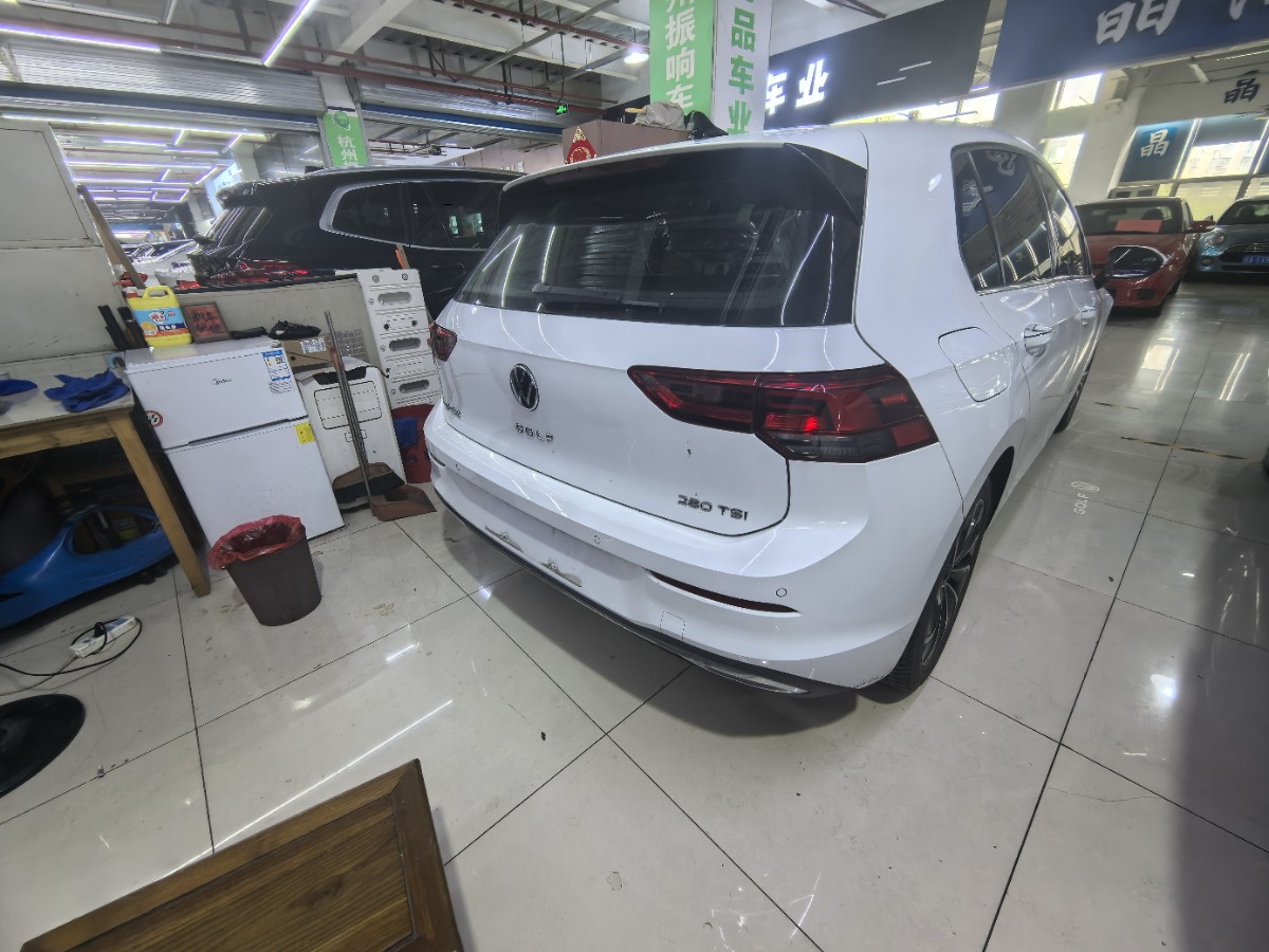 Volkswagen Golf 2023 car image #9