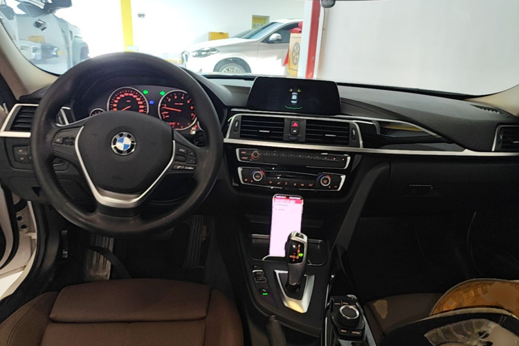 BMW 3 Series 2018 car image #10