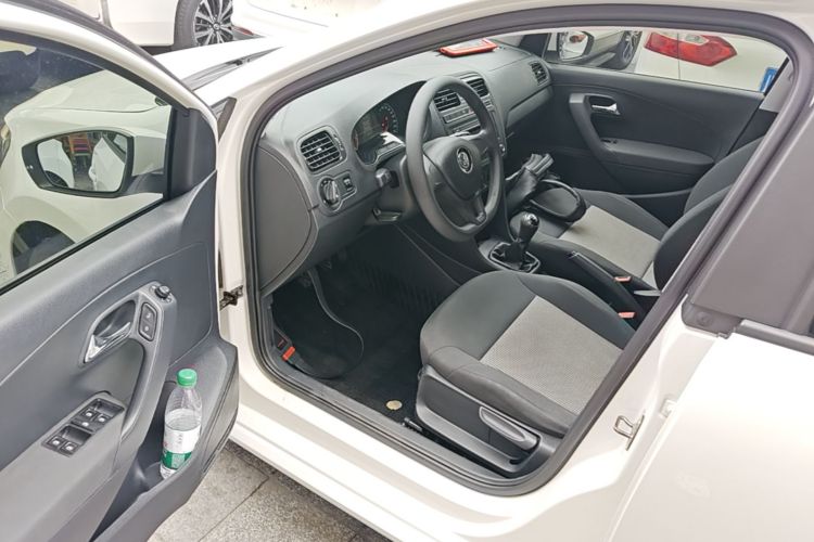 Volkswagen Polo 2016 car image #16