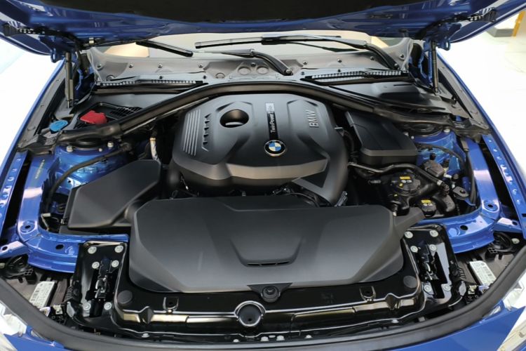BMW 3 Series 2018 car image #20