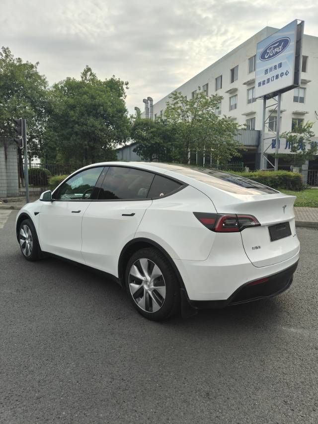 Tesla Model Y 2023 #6 Tesla Model Y 2023 car image #6