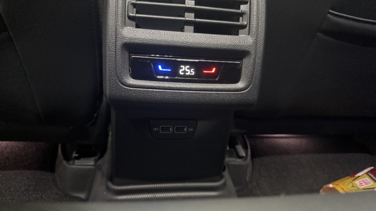 Volkswagen Golf 2023 immagine di auto #6