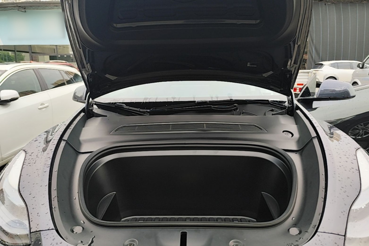 Tesla Model Y 2024 car image #20