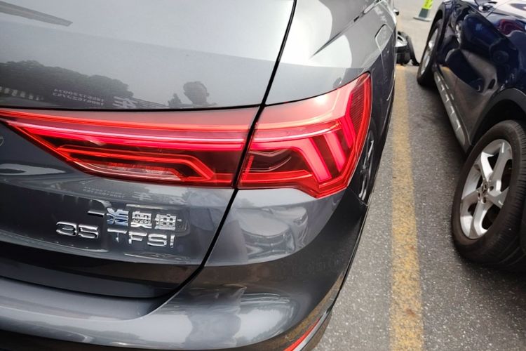 Audi Q3 2020 car image #8