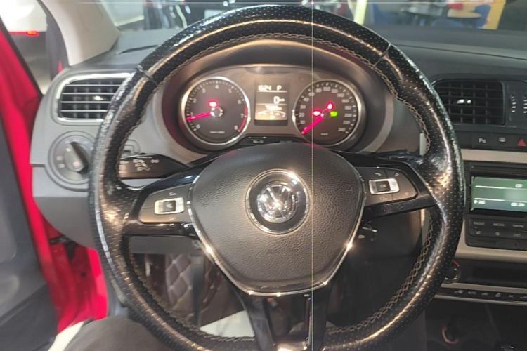 Volkswagen Polo 2015 car image #11