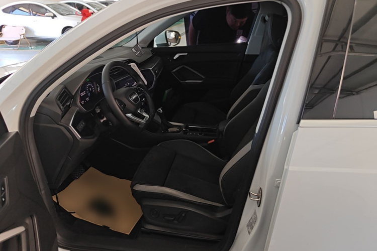 Audi Q3 2020 car image #16