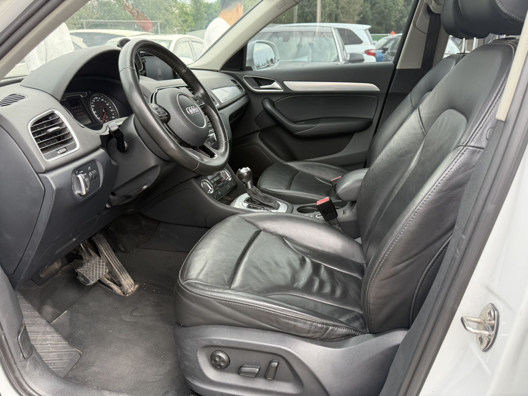 Audi Q3 2015 car image #7