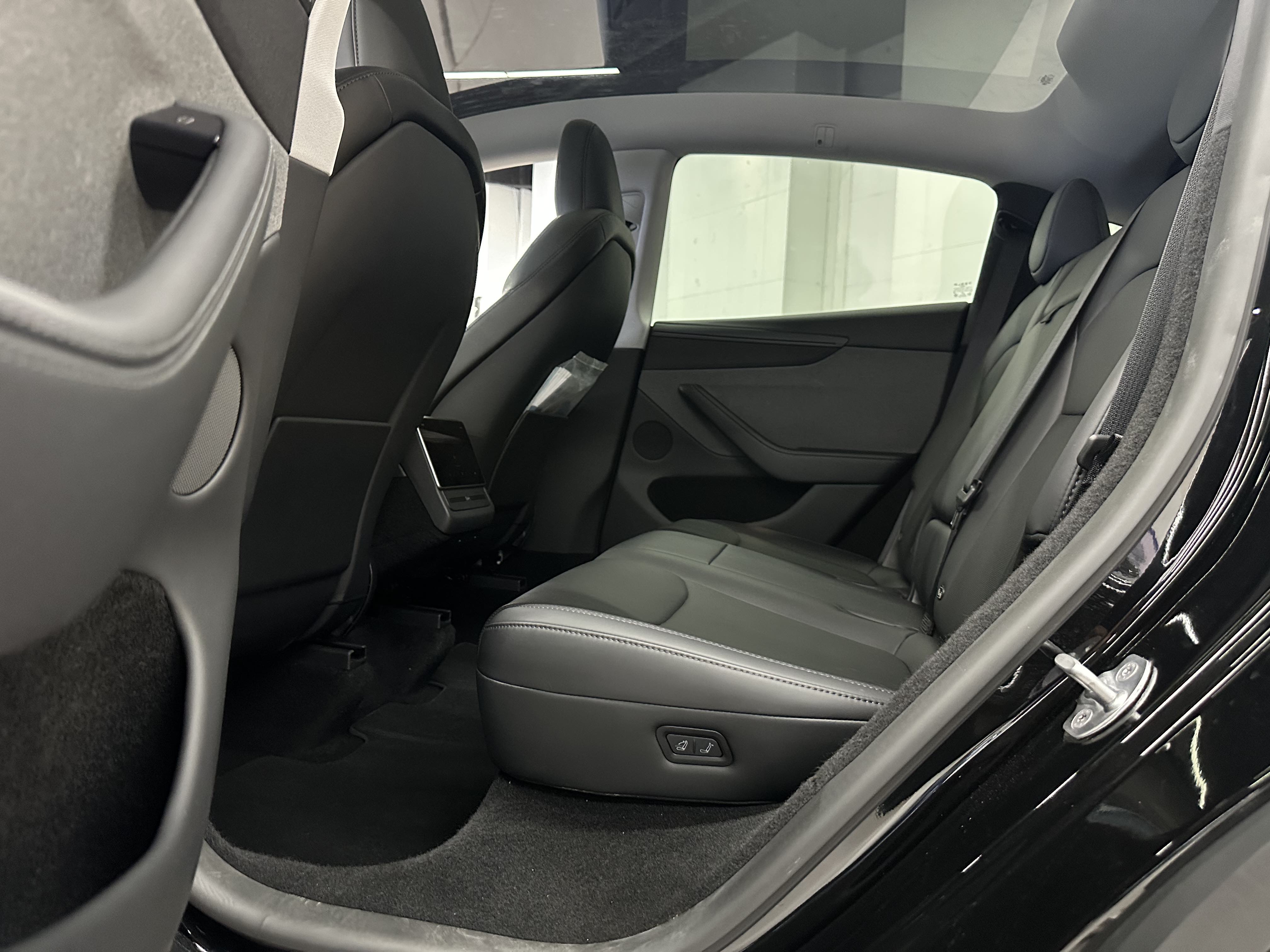 Tesla Model Y 2025 #8 Tesla Model Y 2025 car image #8