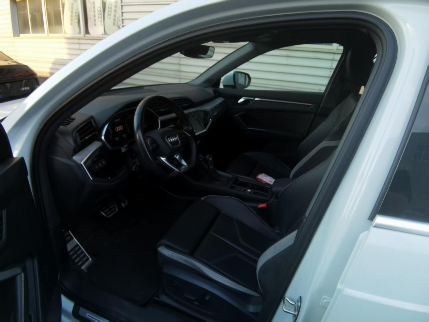 Audi Q3 2023 car image #2
