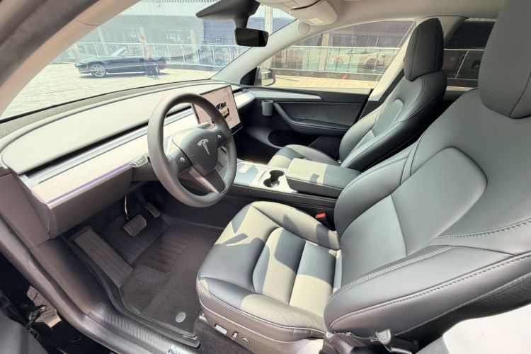 Tesla Model Y 2023 car image #9