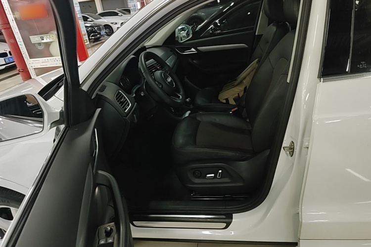 Audi Q3 2018 car image #15