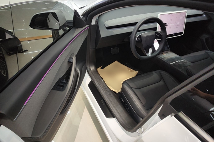 Tesla Model 3 2025 immagine di auto #16
