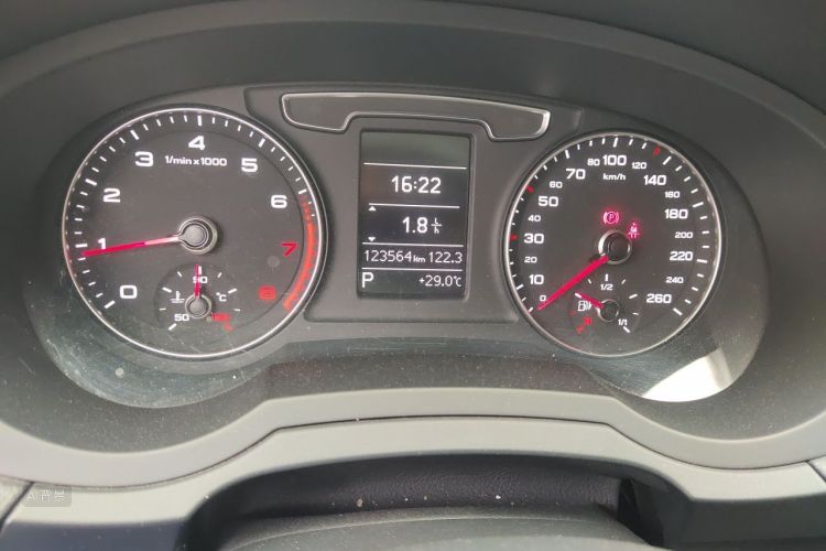 Audi Q3 2019 car image #14