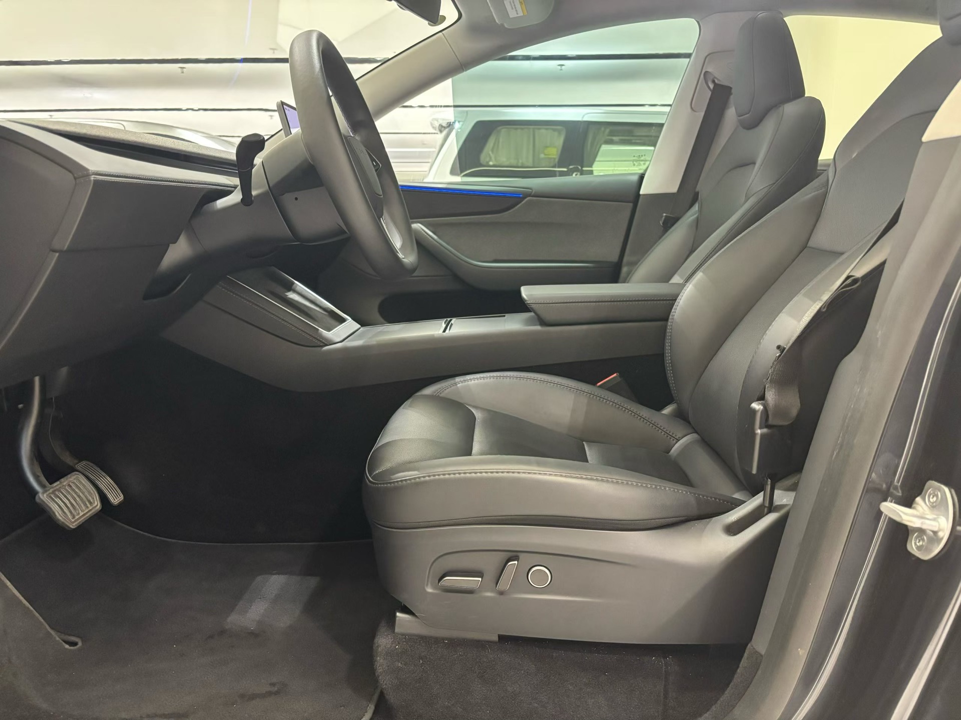 Tesla Model Y 2025 car image #2