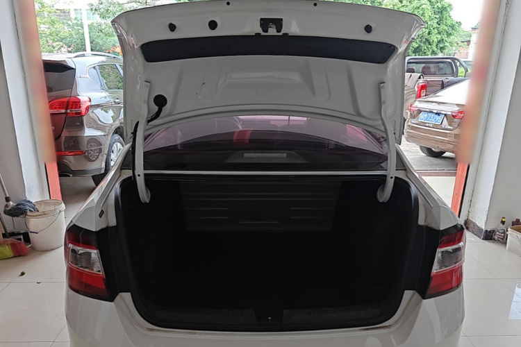 Skoda Rapid 2018 car image #19