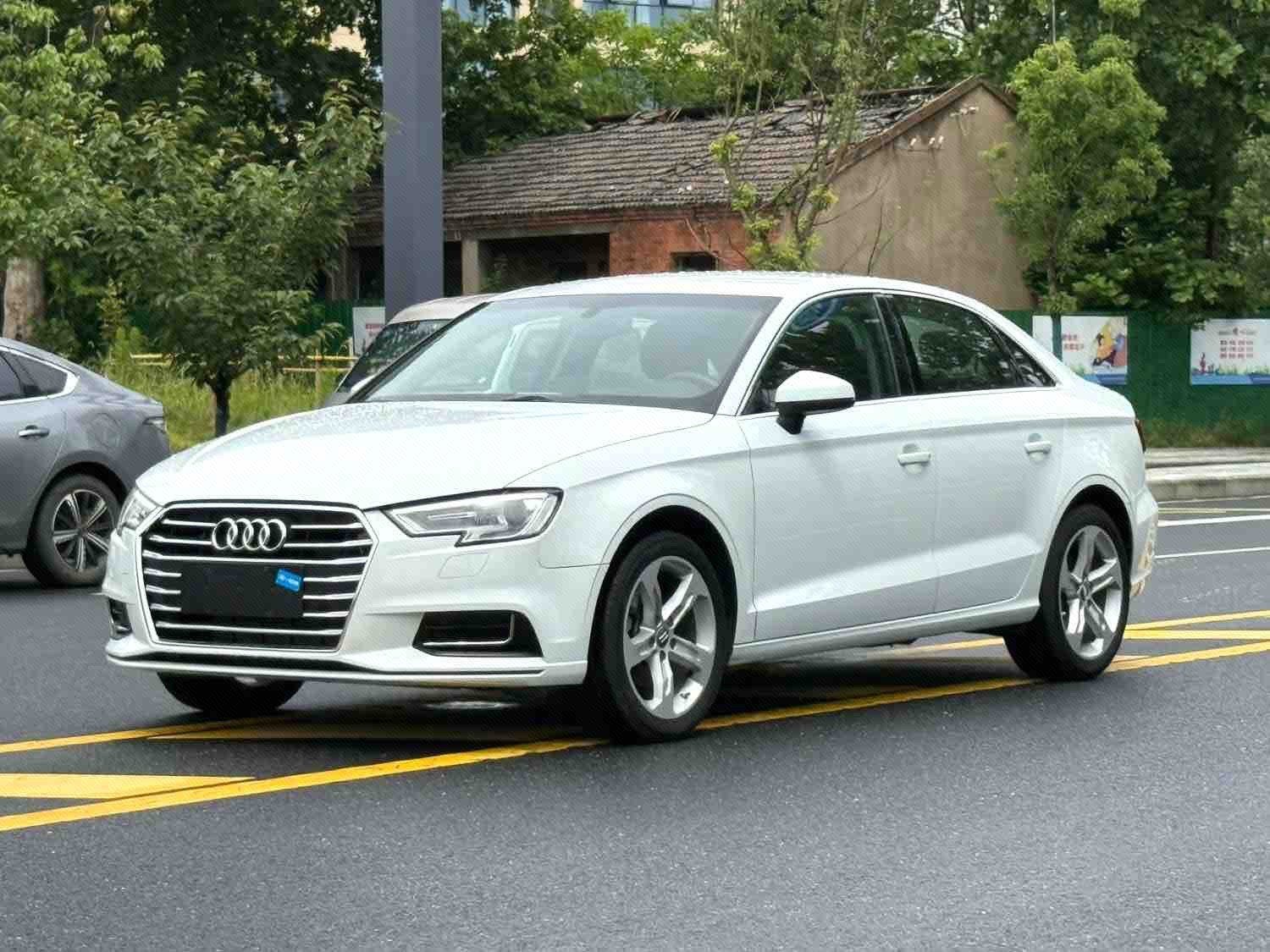 2020 immagine di auto 