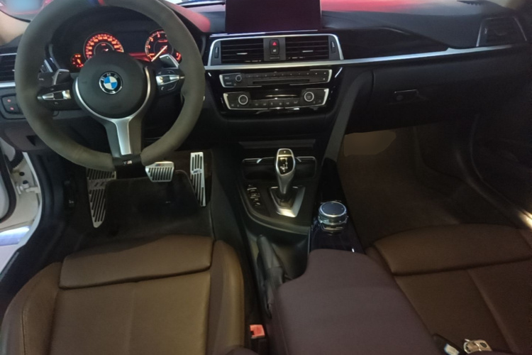 BMW 3 Series 2018 car image #11