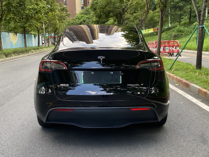 Tesla Model Y 2023 car image #5