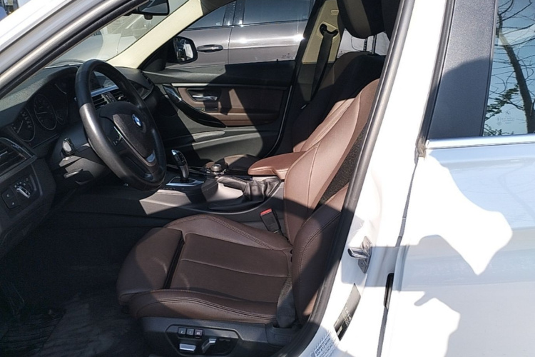 BMW 3 Series 2018 car image #15