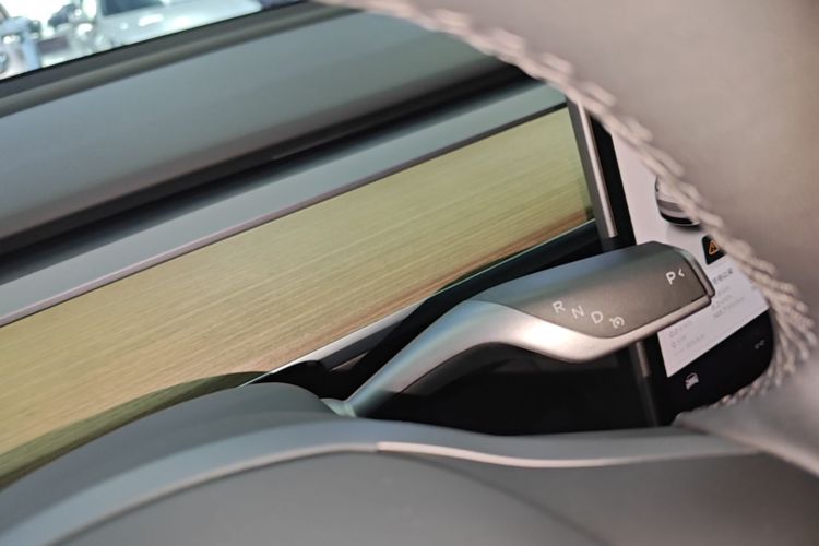 Tesla Model Y 2023 car image #18