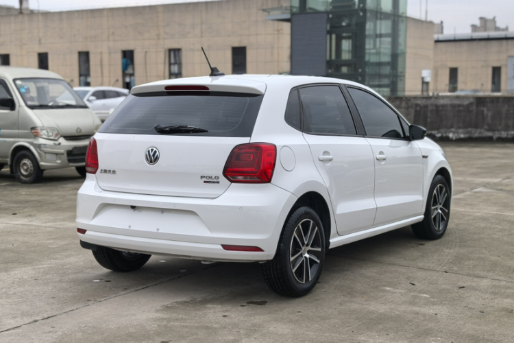 Volkswagen Polo 2014 car image #3