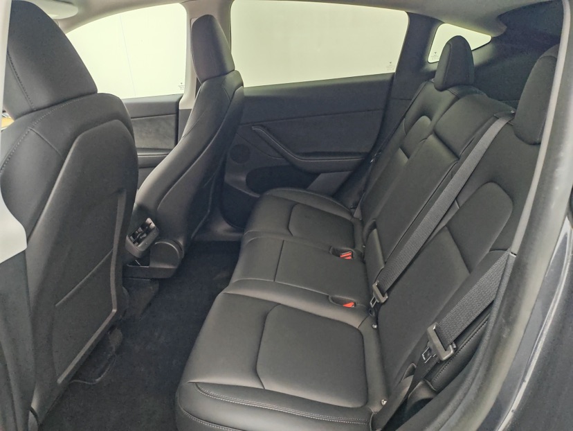 Tesla Model Y 2022 car image #2