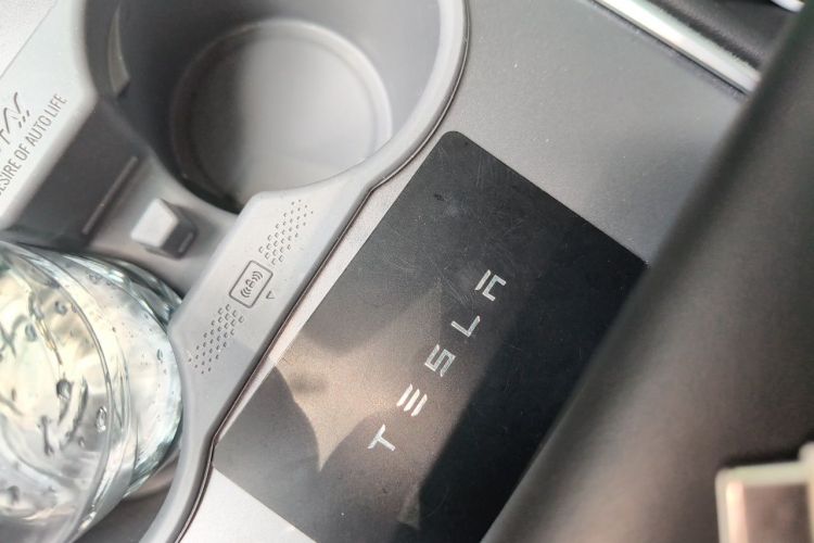 Tesla Model Y 2021 car image #11