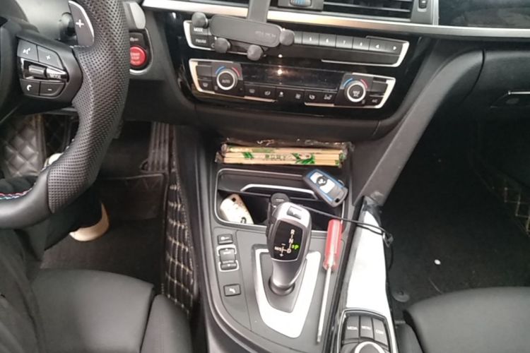 BMW 3 Series 2018 immagine di auto #18