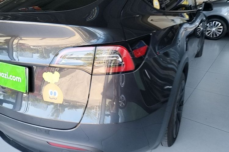 Tesla Model Y 2024 immagine di auto #8