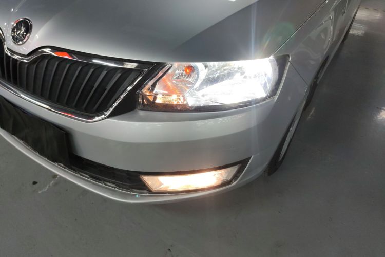 Skoda Rapid 2017 image de voiture #25