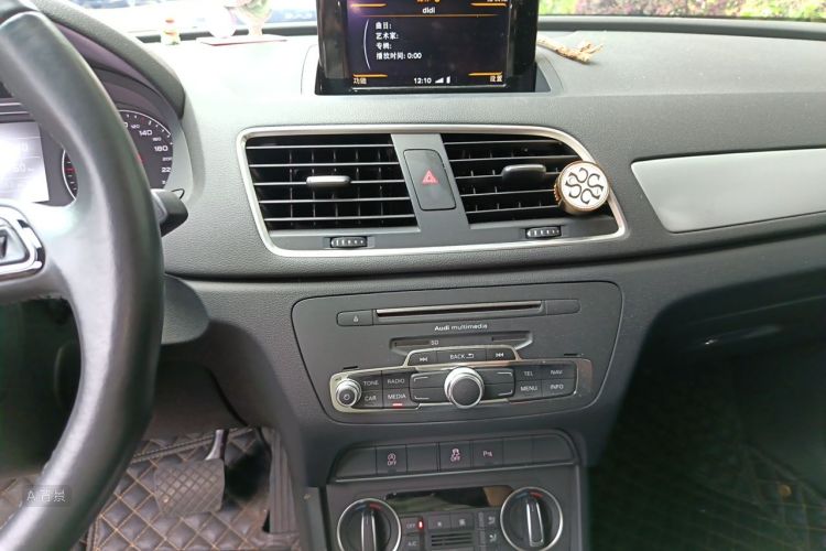 Audi Q3 2018 car image #15