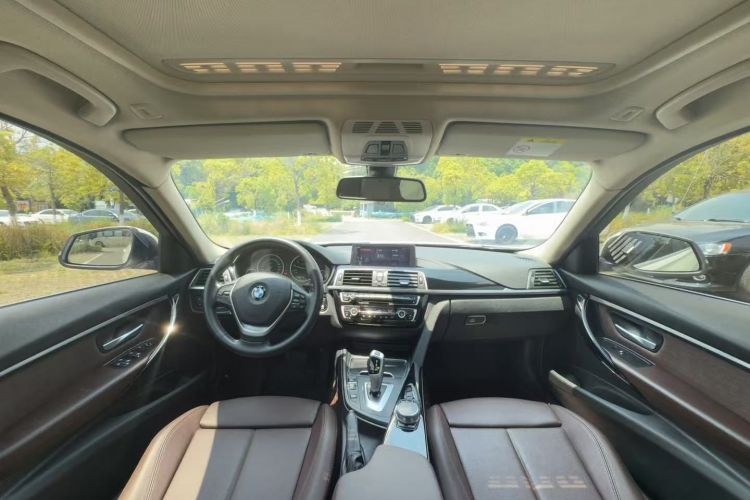BMW 3 Series 2019 car image #18