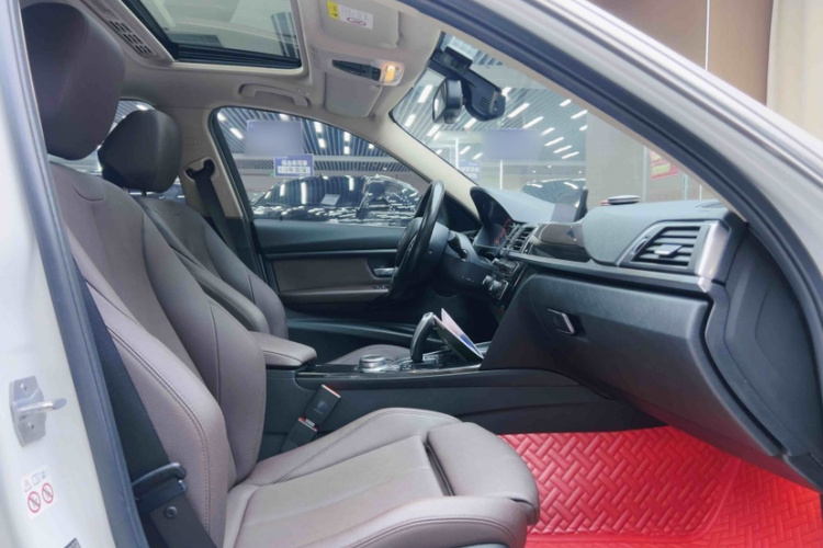BMW 3 Series 2019 car image #16