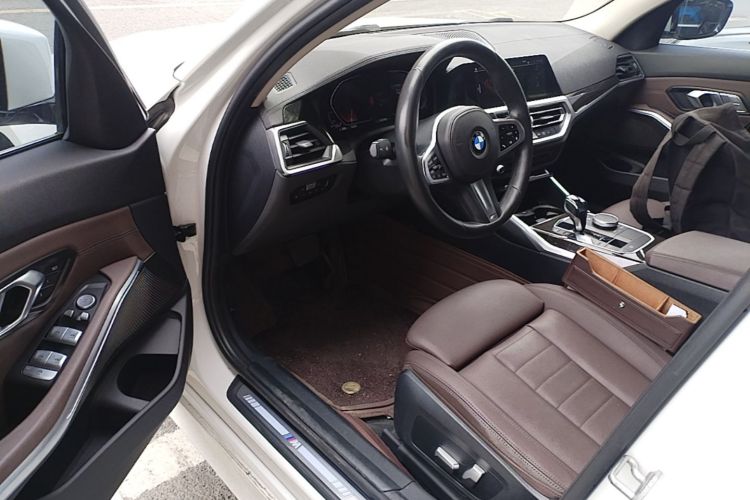 BMW 3 Series 2020 car image #16