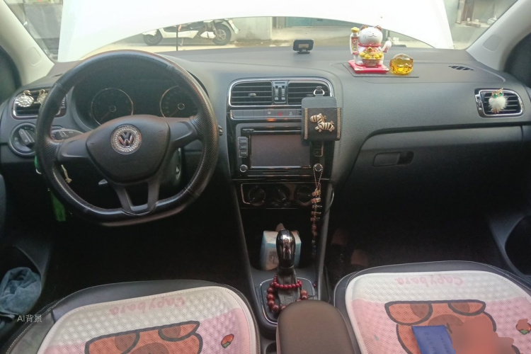 Volkswagen Polo 2015 car image #11