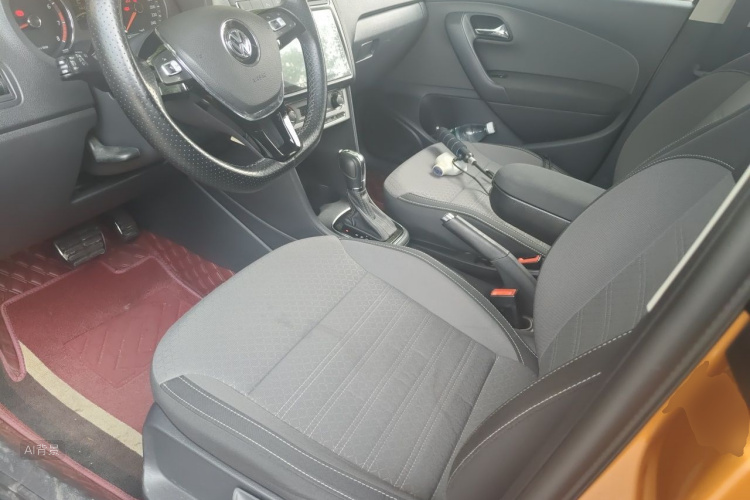 Volkswagen Polo 2015 car image #17