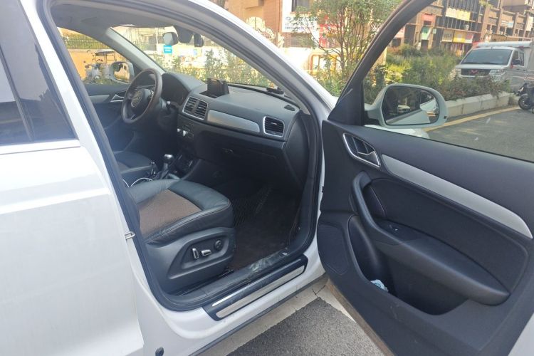 Audi Q3 2018 car image #21
