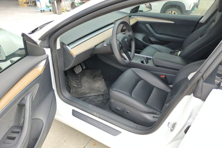 Tesla Model 3 2023 car image #16