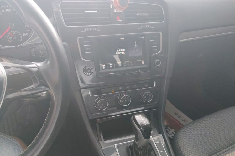 Volkswagen Golf 2017 car image #13
