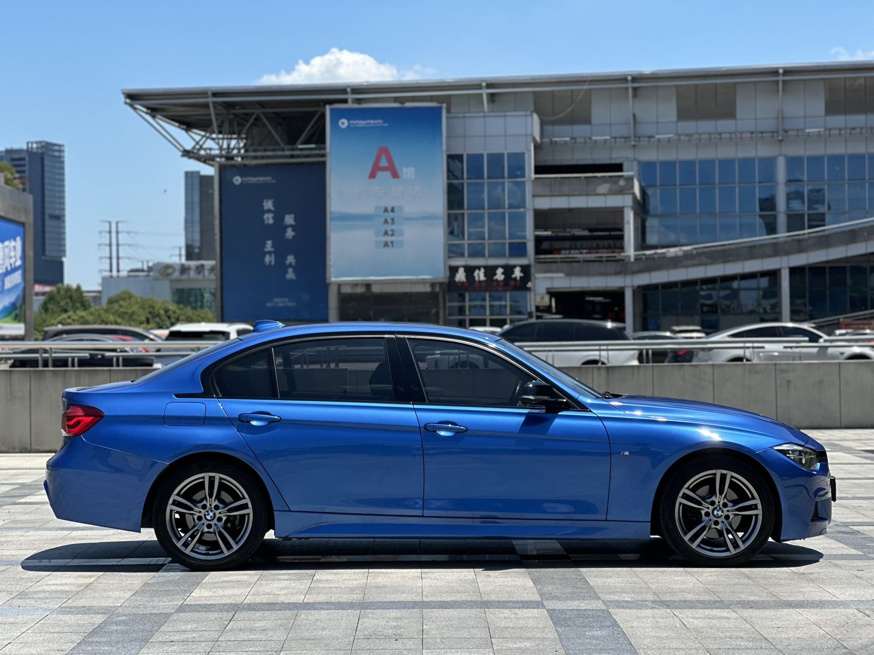 BMW 3 Series 2018 car image #9