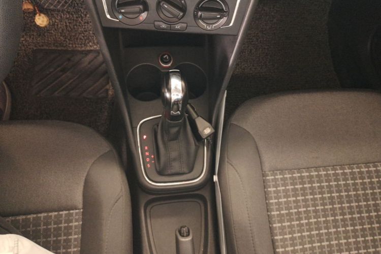 Volkswagen Polo 2014 car image #14