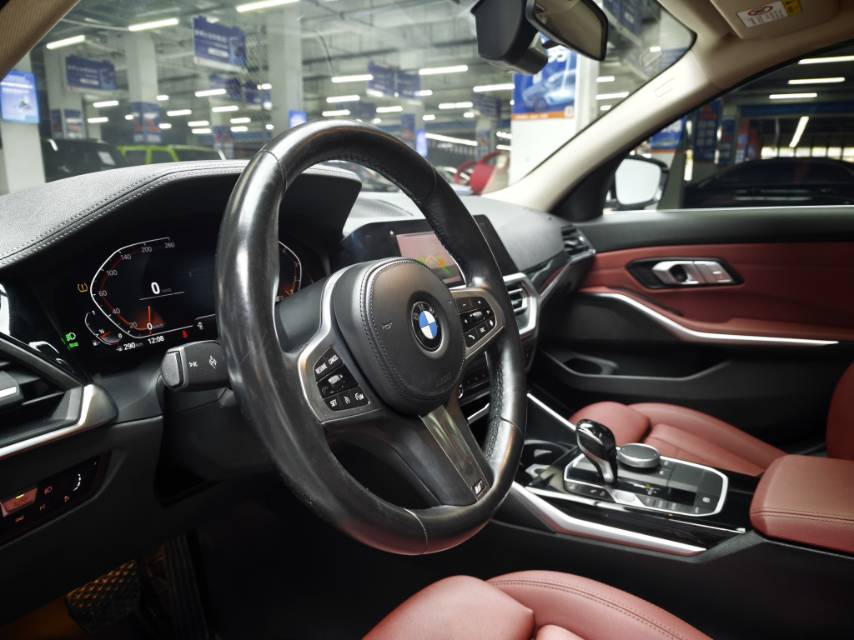 BMW 3 Series 2021 car image #10