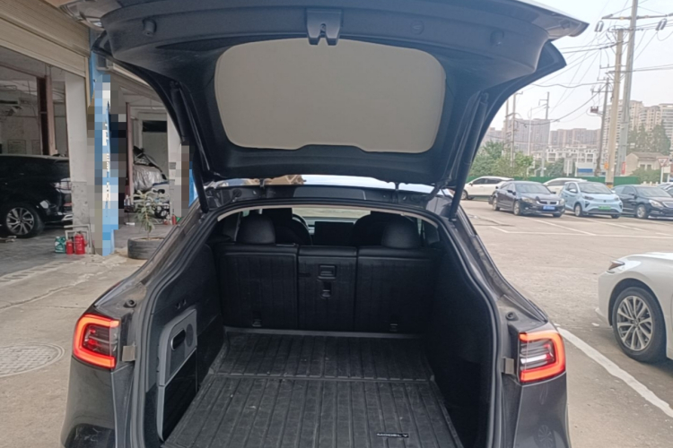 Tesla Model Y 2023 immagine di auto #19