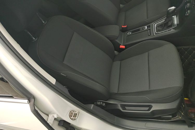 Volkswagen Golf 2019 car image #24