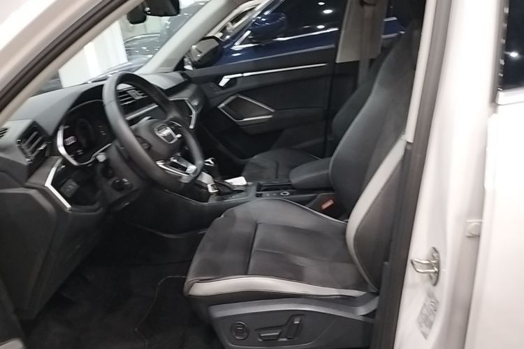 Audi Q3 2022 car image #19