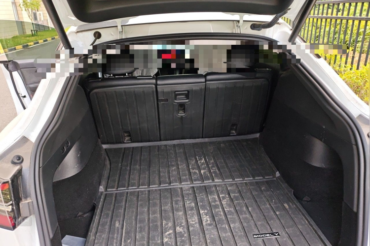 Tesla Model Y 2023 immagine di auto #21