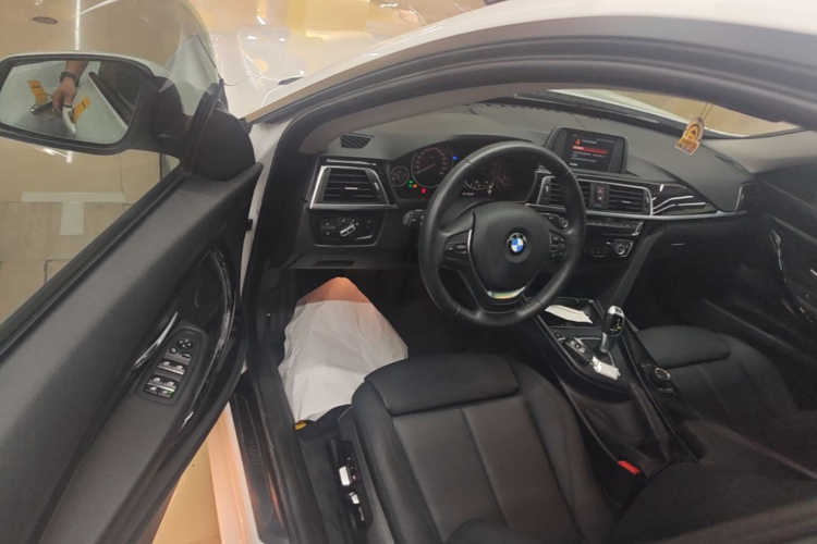 BMW 3 Series GT 2018 car image #16