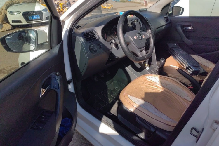 Volkswagen Polo 2016 car image #9