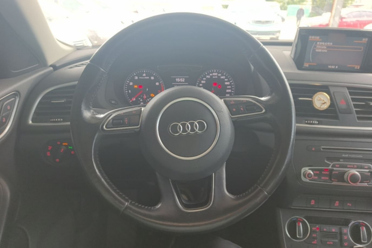 Audi Q3 2017 car image #11